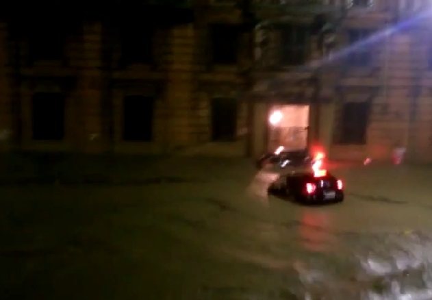 Πρωτοφανείς καταιγίδες στη Γένοβα – Kινητοποιήθηκαν βατραχάνθρωποι για τον απεγκλωβισμό οδηγών (vid)